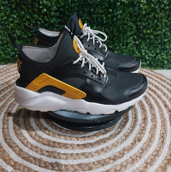 Nike - Picture 2 of 4